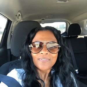 Meet your Posher, Mona